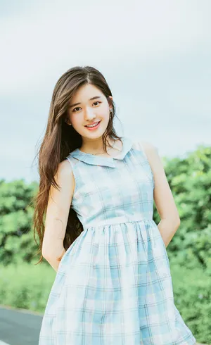 赵露思长发飘逸清新户外写真图片_3