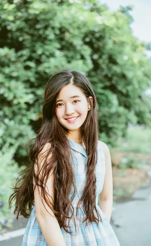 赵露思长发飘逸清新户外写真图片_6