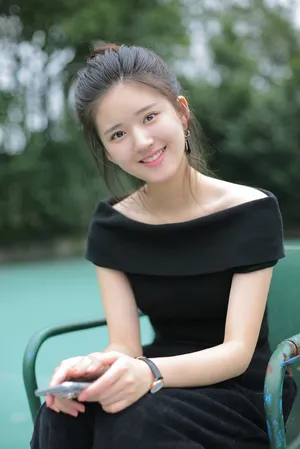 赵露思甜美性感校园写真图片_2