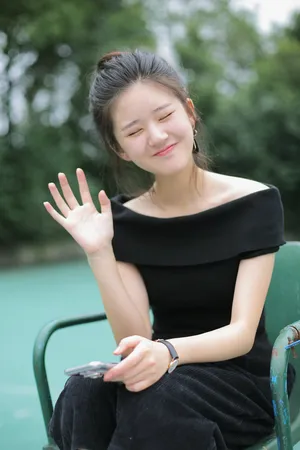 赵露思甜美性感校园写真图片_3