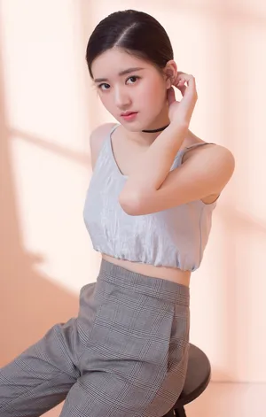 赵露思性感吊带轻熟风写真图片