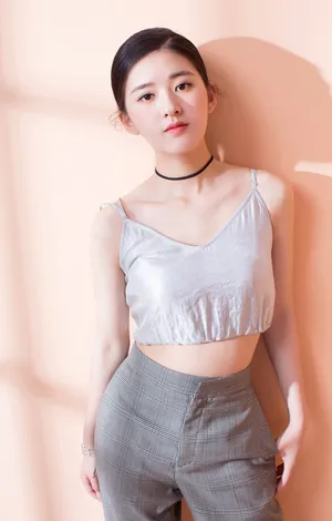 赵露思性感吊带轻熟风写真图片_2