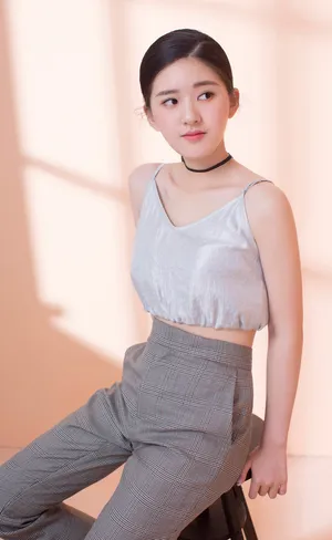 赵露思性感吊带轻熟风写真图片_3
