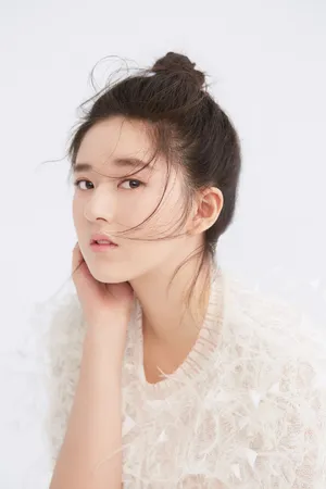 赵露思丸子头清纯甜美写真图片