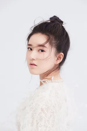 赵露思丸子头清纯甜美写真图片