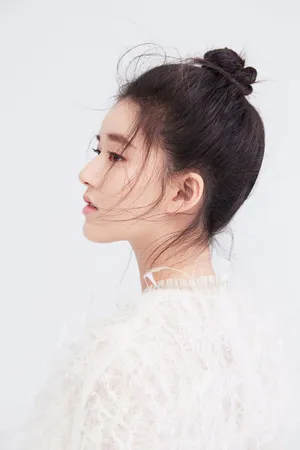 赵露思丸子头清纯甜美写真图片_2