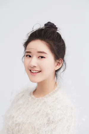 赵露思丸子头清纯甜美写真图片_3