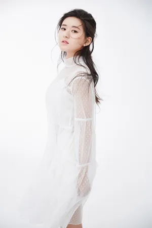 赵露思唯美仙气白纱裙写真图片