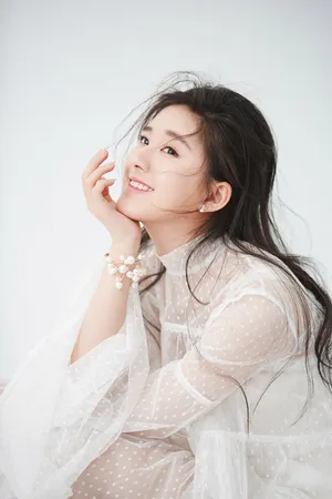 赵露思唯美仙气白纱裙写真图片