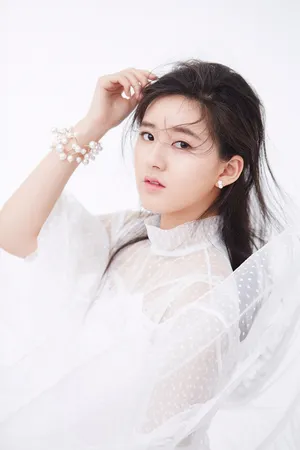 赵露思唯美仙气白纱裙写真图片_2