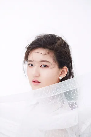赵露思唯美仙气白纱裙写真图片_3