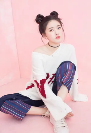 赵露思丸子头造型活力写真图片_3