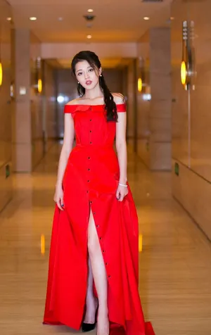 王秀竹性感红裙活动照图片_1