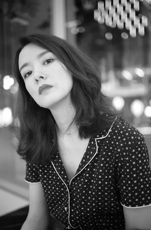 周奇奇夜色街拍图片_2