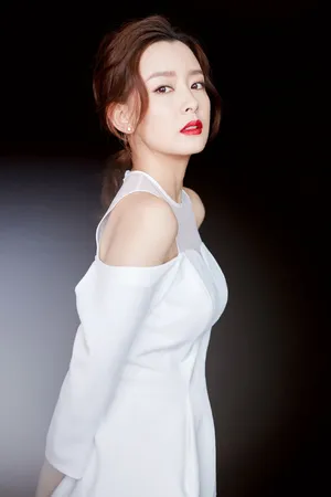 周奇奇霸气干练活动写真图片_4
