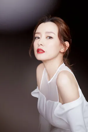 周奇奇霸气干练活动写真图片_5