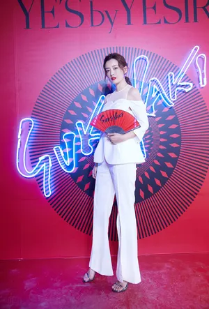 周奇奇霸气干练活动写真图片_6