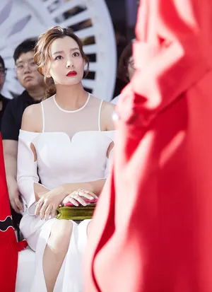 周奇奇霸气干练活动写真图片_7