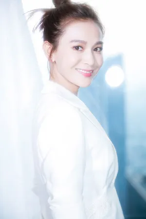 海铃优雅干练白色西装活动写真图片_4