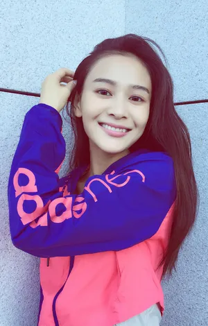 海铃运动装甜美生活照图片_2
