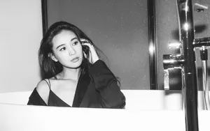 海铃性感慵懒黑白质感写真图片