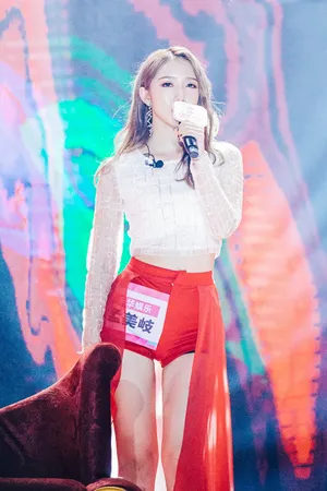 孟美岐红色高跟鞋公演性感图片_1