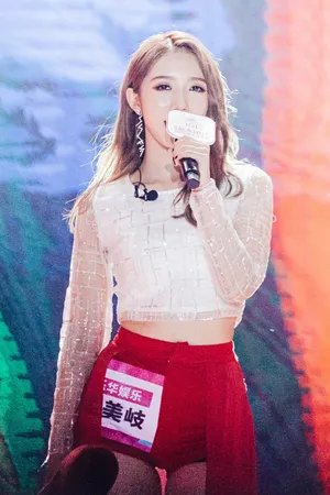 孟美岐红色高跟鞋公演性感图片_6