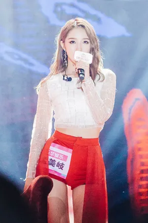 孟美岐红色高跟鞋公演性感图片_7