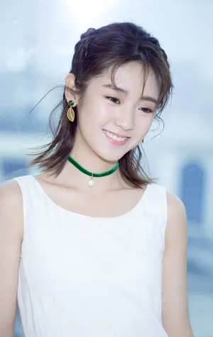 邢菲清新简约白裙活动照图片_2