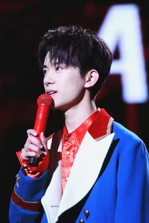 tfboys易烊千玺帅气图片_7
