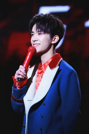 tfboys易烊千玺帅气图片_8