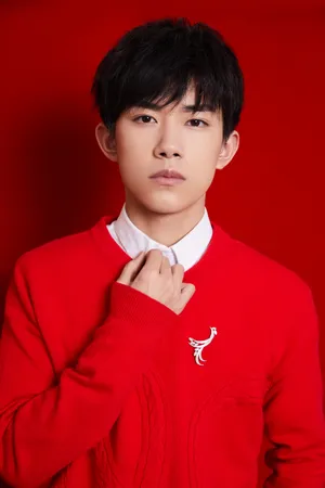 易烊千玺央视春晚红衣少年图片_4