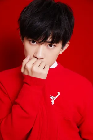 易烊千玺央视春晚红衣少年图片_7