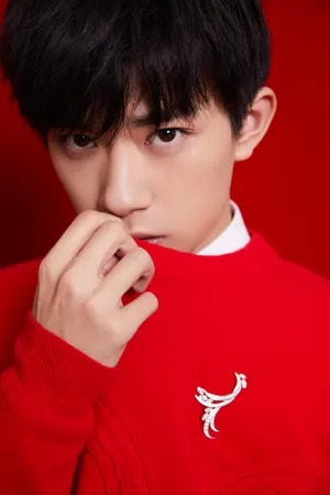 易烊千玺央视春晚红衣少年图片_8