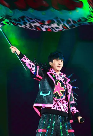 大张伟演唱会现场帅气图片_2
