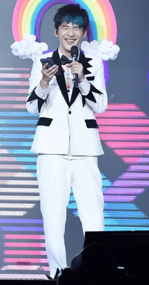 大张伟演唱会现场帅气图片_3