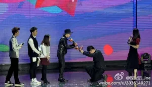 杜海涛跪拜韩星权志龙引网友怒骂丢人_2