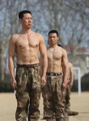 《真正男子汉》曝光半裸男子汉剧照杜海涛大肚出镜