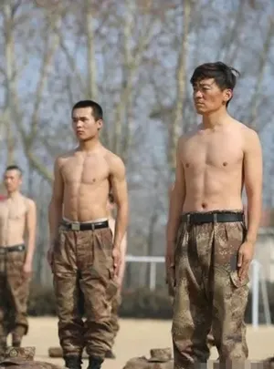 《真正男子汉》曝光半裸男子汉剧照杜海涛大肚出镜_2