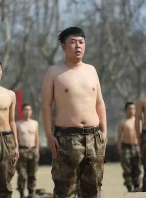 《真正男子汉》曝光半裸男子汉剧照杜海涛大肚出镜_3