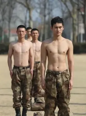 《真正男子汉》曝光半裸男子汉剧照杜海涛大肚出镜_4