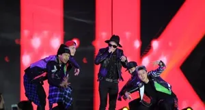 Bigbang成员GD北京热辣开唱杜海涛跪求合影_4