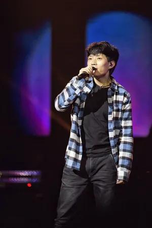 赵雷演唱会高清图片_2