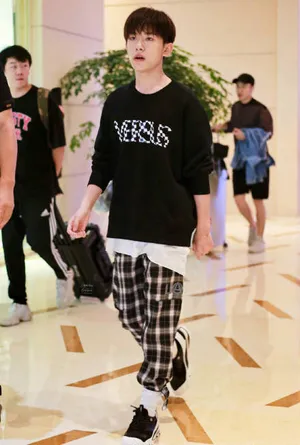 易烊千玺路透照图片_8