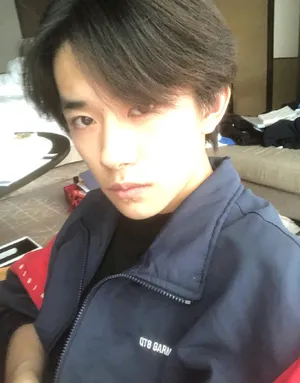 易烊千玺生活自拍照图片