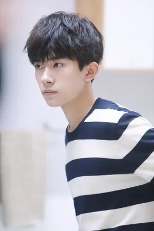 TFBOYS易烊千玺休闲帅气图片