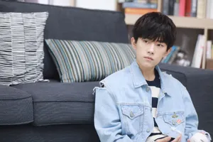 TFBOYS易烊千玺休闲帅气图片_2