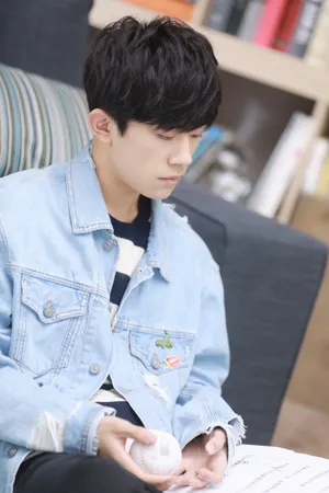 TFBOYS易烊千玺休闲帅气图片_3