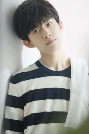 TFBOYS易烊千玺休闲帅气图片_5