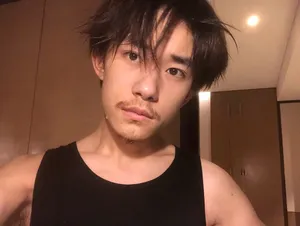 易烊千玺成熟自拍照